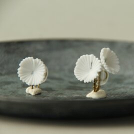 白い不思議な花の耳飾り　左耳２輪の画像