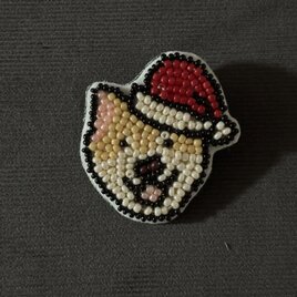 ビーズ刺繍のブローチ☆ワン！タクロース（しば犬）の画像