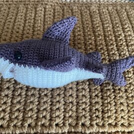 かぎ針編み海洋生物ホオジロザメかわいい編みぐるみ (Mサイズ)の画像