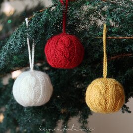 ニットのクリスマスボール ホワイト [受注制作] ウール 編み物 毛糸 ギフトラッピング クリスマスギフトの画像