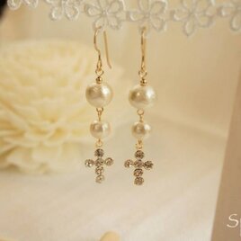 クロスチャームのコットンパールピアス