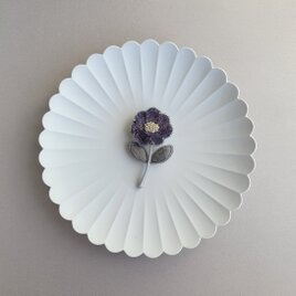一輪のお花のブローチ 　小さめ　うす灰