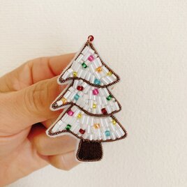 ビーズ刺繍クリスマスツリーブローチ（ホワイト×マルチカラー）の画像