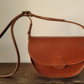 手縫いのショルダーバッグ　オイルダコタ(ブラウン)