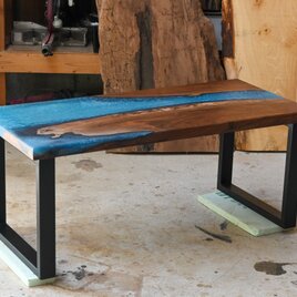 ソファーテーブル　〜希少なクラロウォールナットと青色のレジンのテーブル〜の画像