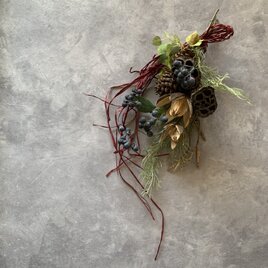 男前スワッグ　ハスの実とリリーフラワー　アーティシャルフラワー　造花　　ウエルカムボード　の画像