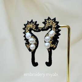 再販　アレルギー対応　タツノオトシゴの淡水パールピアス　Black×Gold　(リュネビル刺繍)の画像