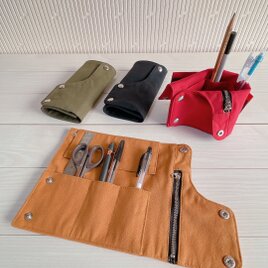 倉敷帆布『ペン立てになる』　ロールペンケース　2way　ペンスタンド　筆箱　レッド　カーキ　ブラック　キャメルの画像