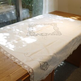 グレーの刺繍糸　テーブルクロスの画像