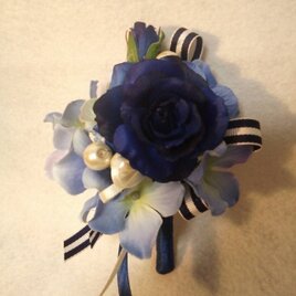 青色コサージュ