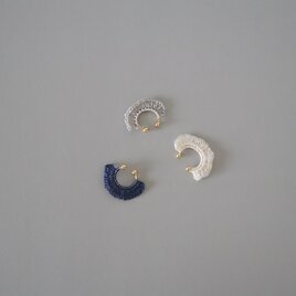 シルクのプチフリルイヤーカフ : 3色展開　エクリュ グレージュ ネイビー  国産シルク糸の画像