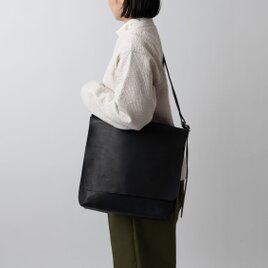 【再入荷】レザーショルダーバッグ black ＜L＞フタつきの画像