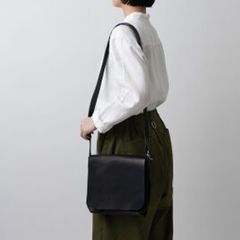 【再入荷】レザーショルダーバッグ black ＜S＞フタつきの画像