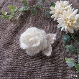 ふんわりモヘアのローズブローチ～オフホワイト～