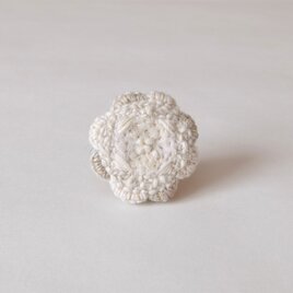 手紡ぎ糸の刺繍ブローチ「白色の八花」の画像