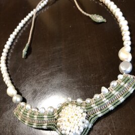 真珠とマクラメ編みのコラボネクレスの画像