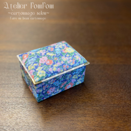 [floret pattern cartonnage]リバティ　フリーケース（ネイビー）の画像