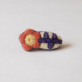 手紡ぎ糸の刺繍ミニヘアピン「オレンジのお花」の画像