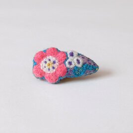 手紡ぎ糸の刺繍ミニヘアピン「ピンクと白のお花」の画像