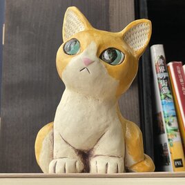 子猫の置物　ハチワレ橙　薄青目の画像