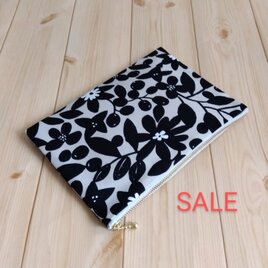 【SALE】北欧風花柄　大きめ20cm　花柄のフラットポーチ　内ポケット　黒　　607の画像