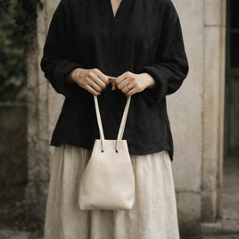 大きくない、やさしい存在。 ベージュ 山羊革 ランタンバッグ｜巾着フォルムの一点もの