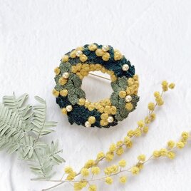 ミモザ刺繍リースブローチ【受注制作】の画像