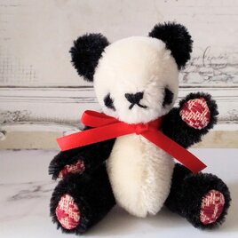 【特集掲載 定番】こぎん刺しのパンダのぬいぐるみ　黒白（あやめ）の画像