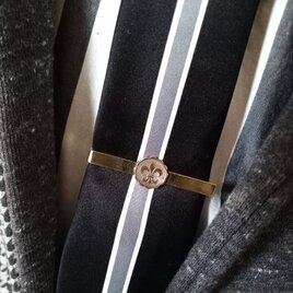 真鍮ブラス製　フレア,ユリエンブレムタイピン・タイバー　ネクタイやマネークリップ、ポケットの飾りにの画像