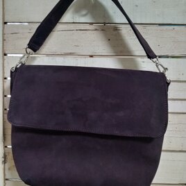 紫色（濃い目の茶色がベース）のヌバック革のシンプルショルダーバッグの画像