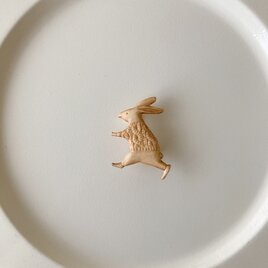 【受注制作 / 1~2月中にお届け】木のブローチ / はしるうさぎ / さくらの画像