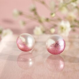 《春の新色》桜ピンク＆ホワイトのパールピアス　ピンク箔と淡水パールのツートンカラーピアスの画像