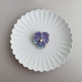 輝く紫のパンジーブローチ　蒼き星　B