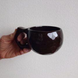 黒　コーヒー豆色の一木彫りコーヒーカップの画像