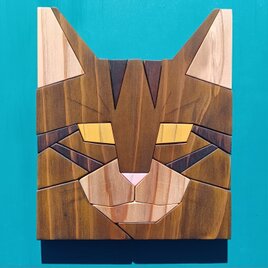 木目が美しい木製猫の壁掛けアート【トラ猫】の画像