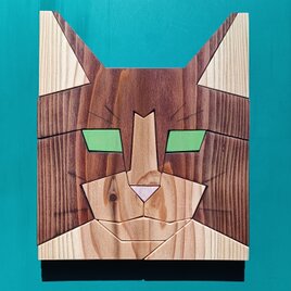 木目が美しい木製猫の壁掛けアート【ハチワレ猫】の画像