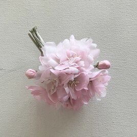 八重桜の布花コサージュの画像