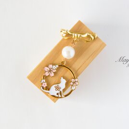 『白い猫と桜のブローチ』の画像