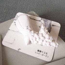白い鯨のブローチ　White whale brooch made with polymer clay.の画像