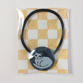 ヘアゴム　猫　紺　シルク　くるみボタンの画像