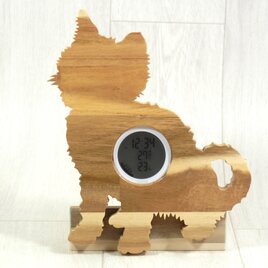 デジタル温・湿度計（時計付）仔猫（座り姿側面１）【木製（アカシア集成材）】（置き・掛け兼用）の画像