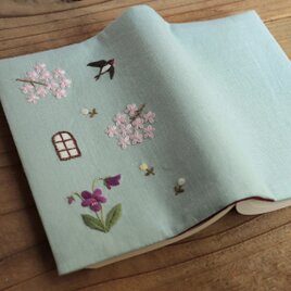 手刺繍のブックカバー『スミレの咲く風景』の画像