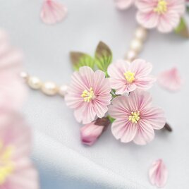繊細な花びらの手染め羽二重　桜のコサージュ　ブローチ /つまみ細工 卒業式　和 着物　春　成人式　花見　和小物の画像