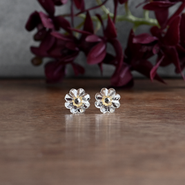 ヴィンテージガラスの透明な丸い花ピアス　pag051