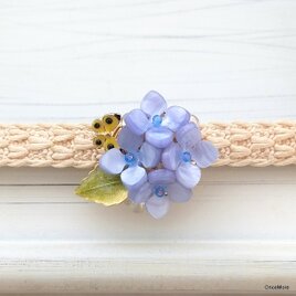 紫陽花と蝶の帯留め（ブルー系）の画像