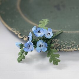 布花　ブルーの小花な可愛いネモフィラのコサージュ。　卒業式、入学式、ハレの日にもの画像