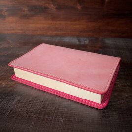 《文庫本サイズ／バイカラー》レザーブックカバー（ライトピンク／ピンク）の画像