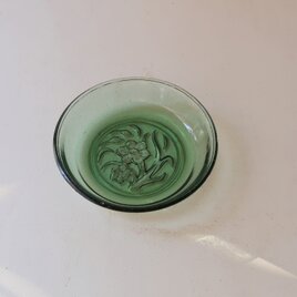 グリーンのガラス皿の画像