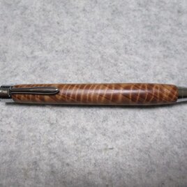 地杉瘤　トラ杢　屋久島産　椿油仕上げ　ワンピースタイプの木軸ボールペン(シャープペンシル）　の画像