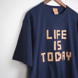 レザーパッチ「LIFE IS TODAY」の 半袖 Tシャツ（5色）コットン 厚手の画像